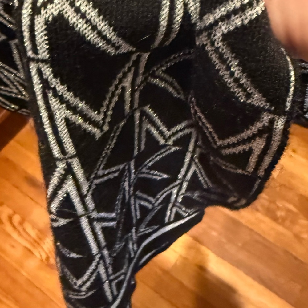 Michael Kors Black and White Logo Reversible Patterned Scarf Unisex - Picture 5 of 11